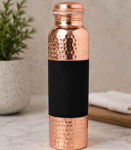 Bouteille AuraMule Stealth en cuivre martelé avec manchon central en silicone noir, design minimaliste, matériau en cuivre pur, couvercle anti-fuite - Product Image 3