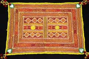 Tapisserie rectangulaire Lambani Tribal Patchwork, design industriel, autocollant mural, décoration bohème, art textile, pompons, motifs floraux - Product Image 3