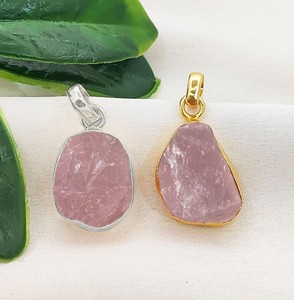 Colgante de Cuarzo Rosa Crudo Chapado en Oro, Suministros de Joyería al por Mayor - Product Image 1