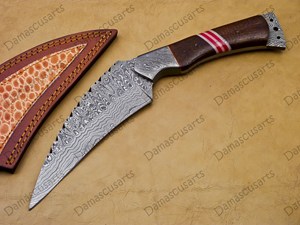 Couteau Tracker en Acier Damas Forgé à la Main, Lame Pleine Longueur, pour Survie en Extérieur et Chasse, Lame Fixe, Manche en Bois, DIY OEM, Dentelé - Product Image 4