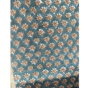 ผ้าฝ้ายพิมพ์ลายดอกไม้สีฟ้าอมเขียวพร้อมลายใบไม้สีเบจ เนื้อผ้านุ่ม ระบายอากาศได้ดี เหมาะสำหรับตัดเย็บชุดคุรติและงานฝีมือ - Product Image 6
