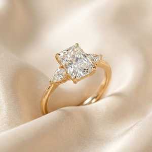 Bague de luxe en or massif 14 carats avec diamant radiant VS1 de 2,01 carats et trois pierres latérales en forme de poire, cultivées en laboratoire, pour les amoureux - Product Image 2