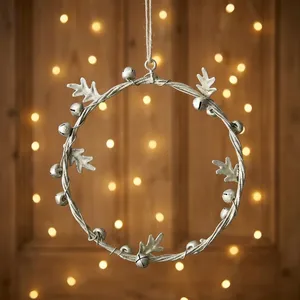 Guirnalda de Campanas Metálicas Plateadas con Hojas de Roble Delicadas y Alambre, Decoración Festiva Minimalista para Navidad, Puerta o Pared - Product Image 6