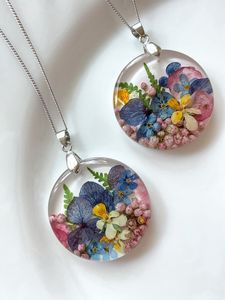 Collar de Resina Floral Hecho a Mano, Collar Artístico con Flores Naturales, Collar con Dije Floral de Resina - Product Image 2