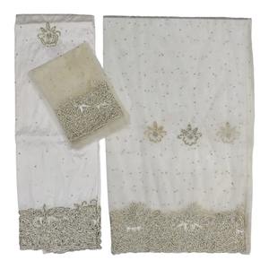 Robe de mariée traditionnelle nigériane pour femmes, ornée de perles, motifs floraux ethniques africains, poids moyen, tissu 100% polyester - Product Image 1