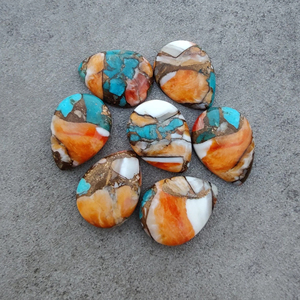 Cabochon en turquoise naturelle d'huître barbelée, calibré, en forme de poire à dos plat |   Bijoux faits à la main en pierres précieuses - Product Image 1