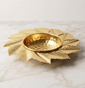 Lámpara de mesa redonda de latón Diwali, hecha a mano con diseño de hoja, decoración de latón para mesa, para ceremonias religiosas, festivales en el hogar, también para regalo. - Product Image 1