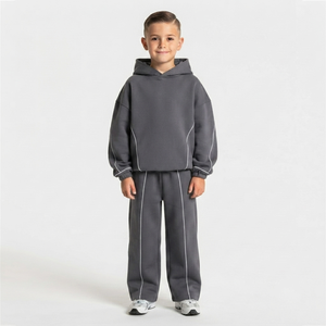 Ensemble de survêtement personnalisé gris foncé pour garçons avec lignes contrastées, sweat à capuche respirant en molleton de coton doux et pantalon de survêtement à jambes larges, fabrication OEM - Product Image 6