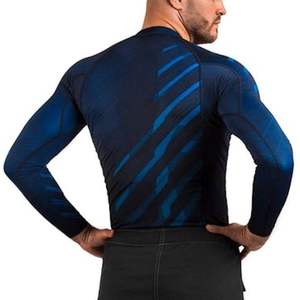 Haut de compression à manches longues pour homme, motif rayures électriques bleu foncé, idéal pour l'entraînement sportif et la performance athlétique - Product Image 6