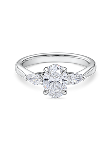Anillo de compromiso ovalado Trilogy con un diamante central de 1+ quilates cultivado en laboratorio y piedras laterales en forma de pera en oro amarillo, blanco, rosa y platino de 18 quilates. - Product Image 2