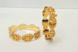 ขายส่งกำไลข้อมือผู้หญิง SARA ชุบทอง 24K สแตนเลสสตีล ดีไซน์คลาสสิก ทันสมัย คุณภาพสูง แฟชั่น เหมาะสำหรับงานหมั้นและงานแต่งงาน - Product Image 3
