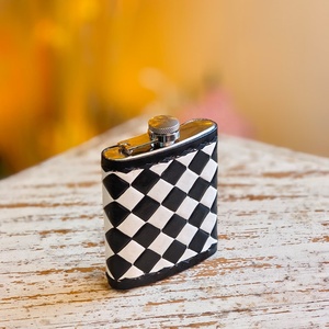 Los frascos de cadera de cuero genuino Venus, de lujo, mini, a cuadros negros, resistentes, portátiles, con clip de bolsillo y ligeros, estaban muy vendidos. - Product Image 1