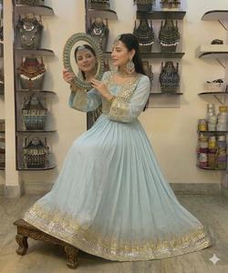 เดรสยาวผ้าชีฟองสีฟ้าอ่อนประดับด้วยลูกปัดสีทองเอวทรงเอแขนยาวคอปาดสไตล์วินเทจ - Product Image 4