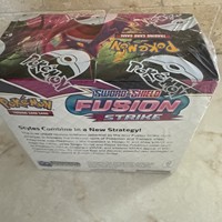Stock US - Boîte de boosters Pokémon TCG SWSH Fusion Strike scellée avec étui en acrylique