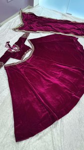 SIE présente la plus belle collection de robes de mariée pakistanaises de couleur violette, ensemble Lehenga Choli, dernière collection de créateurs, en gros. - Product Image 3