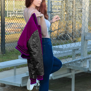 Blouson Bomber Femme Style Universitaire Violet et Noir avec Manches en Similicuir – Veste Décontractée Tendance pour Dames - Product Image 4