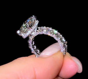 Anillo de Compromiso de Lujo con Moissanita de Corte Ovalado, Halo Oculto y Banda Gruesa de Diamantes Pavé, Oro de 14K/18K, Anillo Nupcial - Product Image 4