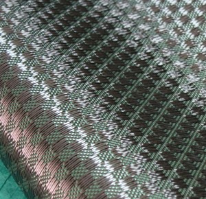 Tela de Fibra de Carbono con Brillo Verde Estabilizado de 210 g/m² para Componentes de la Industria Automotriz - Product Image 3