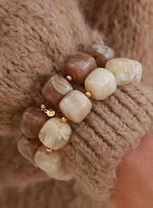 Bracelet en résine fait main avec des effets de couleur créatifs, bijou élégant pour femmes et jeunes adultes - Product Image 2