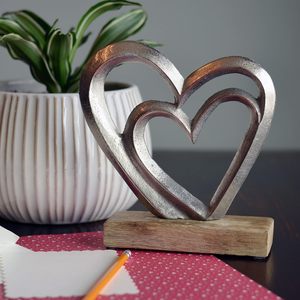 Sculpture moderne en métal argenté en forme de cœur avec base en bois, décoration décorative pour la maison, ornement de table - Product Image 5