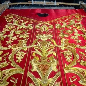 Casulla Romana Personalizable, Ecológica y Bordada a Mano con Hilos de Oro |   Vestimenta Litúrgica Roja para Sacerdote con Flores Grandes - Product Image 5