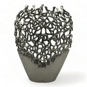 Hermoso florero metálico diseñado para interiores modernos con una estructura de calidad premium y un brillo duradero. - Product Image 3
