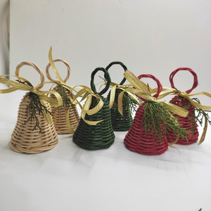 Ornements de Noël en rotin / fibres naturelles tissés à la main (couleurs assorties) avec clochettes et rubans pour la décoration de l'arbre - Product Image 1