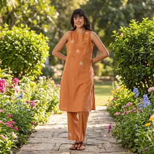 Vestido midi tipo kurta de lino y algodón con bordado naranja, sin mangas, cuello redondo, corte holgado, para uso diario, estilo veraniego. - Product Image 5
