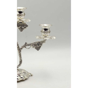 Elegante Candelabro de Metal Plateado con Motivos de Enredaderas y Tres Soportes, Diseñado para Realzar la Decoración de la Mesa con un Estilo Atemporal - Product Image 6