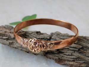 Brazalete de cobre con flores hecho a mano: Pulsera floral de cobre hecha a mano para mujer, regalo. - Product Image 2