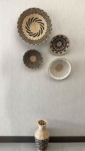Conjunto de Decoración de Pared de Mimbre Tejido Estilo Boutique, Cestas Colgantes Tejidas a Mano en Negro y Crema para un Interior de Hogar Elegante y Ecléctico - Product Image 4