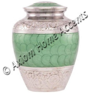 Elegante urna de latón con artesanía detallada y un acabado liso para preservar las cenizas de Axiom Home Accents - Product Image 5