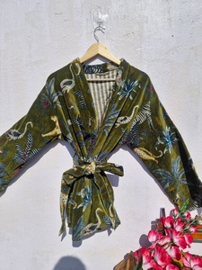 Batas cortas tipo kimono de terciopelo con estampado de selva verde, hechas a mano, de terciopelo de algodón, para el desayuno o el té - Product Image 2