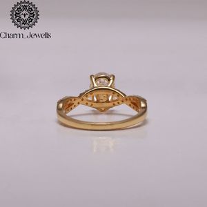 Bague de fiançailles pour femme Charm_Jewells en moissanite taille coussin, certifiée IGI, plaquée or 18 carats, sertissage classique à griffes, bande pavée, 3 g - Product Image 6