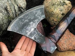 Hacha Vikinga Industrial Forjada a Mano Personalizada, de Acero con Alto Contenido de Carbono, con Espiga Plana, Hoja de 5 Pulgadas y Mango de Madera de Fresno de 17 Pulgadas - Product Image 6