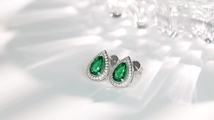 Boucles d'oreilles romantiques pour femmes avec diamant bleu taille poire, halo de diamants blancs et design étoile sur le dessus - Product Image 3