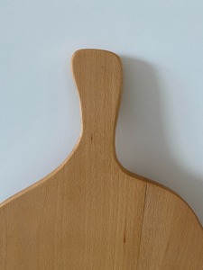 Tabla de cortar de madera con asa, tabla de servir de madera natural maciza con acabado pulido liso para preparación de alimentos y servicio en la cocina - Product Image 4