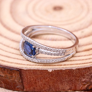 Bague triple rangée en or blanc 18 carats avec saphir bleu naturel ovale et diamants pavés, collection Memoria Jewels, vente en gros - Product Image 6