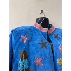 Chaqueta Bomber de Terciopelo Bordada a Mano con Cuello Mandarín, Manga Larga, Patrones Florales Azules, Corta y Ecológica - Product Image 2