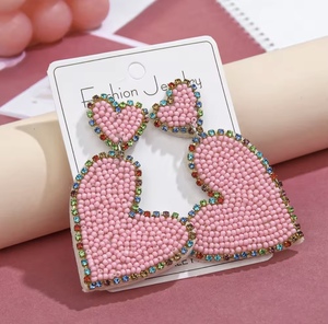 Pendientes de botón clásicos unisex hechos a mano con cuentas de vidrio blancas y rosas con letras para profesores, ideales para bodas y fiestas. - Product Image 5