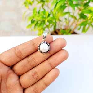 Pendentif artisanal en argent sterling avec perle d'eau et serti clos, design coussin, bijou élégant pour femmes et enfants, cadeau raffiné - Product Image 1