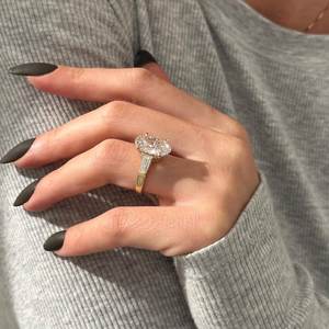 Anillo de Tres Piedras Ovalado y Baguette Cónico de 6 Quilates en Oro Amarillo de 14k, Anillo de Compromiso de Tres Piedras con Corte Catedral, Certificado IGI - Product Image 5