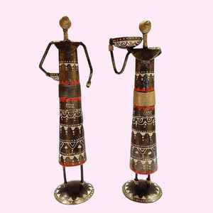 Ensemble de 2 figurines de femmes tribales traditionnelles faites à la main pour la décoration de la maison et les cadeaux festifs - Product Image 3