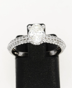 Anillo de Compromiso Ovalado Clásico de Hip Hop de Aleación SV JEWELS con Diamantes, Certificado IGI, Chapado en Plata, Engaste Pavé, Joyería para Mujer - Product Image 1