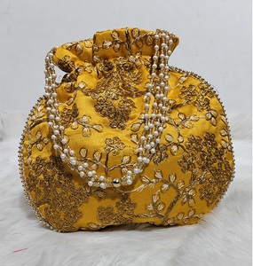 Bolsa Potli Artesanal Jaipurios con Trabajo Dorado Arti Tari, Asa de Perlas y Cordón Ajustable, Económica, para Regalo de Boda o Festivo - Product Image 3