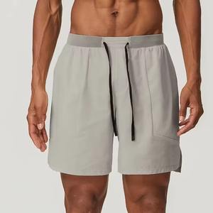 Shorts de sport athlétiques pour hommes en polyester et élasthanne, personnalisables en gros, avec poches zippées pour l'entraînement et le fitness - Product Image 1