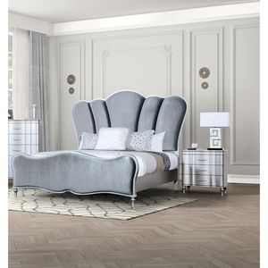 Splendido Set Camera da Letto 3 Pezzi Grigio Chiaro Queen Size con Gambe in Legno HB Colore Argento Include Letto e 2 Comodini Imbottiti in Tessuto - Product Image 1