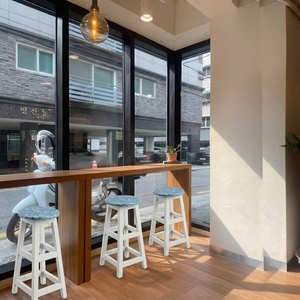 4GoodThings - Taburete de Bar Comercial con Estructura de Madera, Diseño Moderno y Minimalista, Resistente, Ecológico, Hecho de Plástico Reciclado, para Hogar, Bar y Hotel - Product Image 3