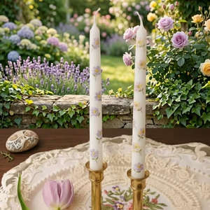 Bougies coniques en cire en gros avec motifs délicats de cœurs dorés et parfum floral – Idéales pour la Saint-Valentin, Noël et la décoration romantique - Product Image 1