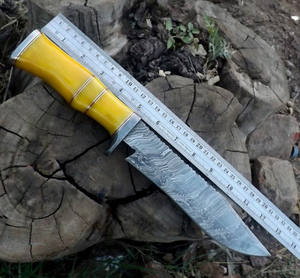 Cuchillo de caza hecho a mano de acero de Damasco con mango de hueso morado y hoja fija, con funda de cuero. - Product Image 6